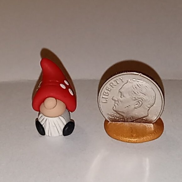 🎯 10 for $10 / Gnome Charm - Picture 1 of 2